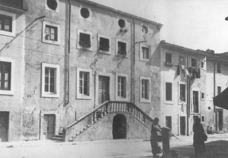 Viareggio - Piazza Pinciana in una vecchia fotografia tratta da Nuova Viareggio Ieri N.9-novembre 1993