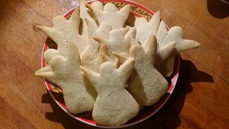 Angeli alle noci...biscottini salati perfetti come segna posto o come base per tartine.