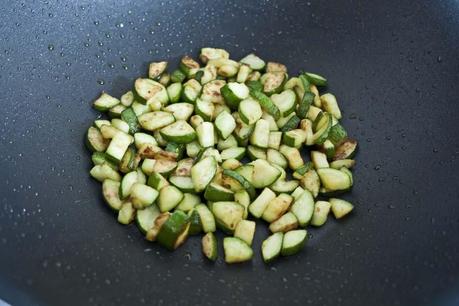 Antipasto di Natale: Specchio di polentina con gamberoni e dadolata di zucchine