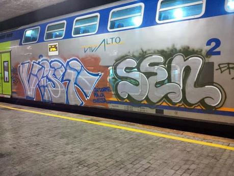 Ecco come sono ridotti dopo solo due mesi i nuovi treni pendolari di Zingaretti. Convogli massacrati, cittadini umiliati, punizioni e repressione zero
