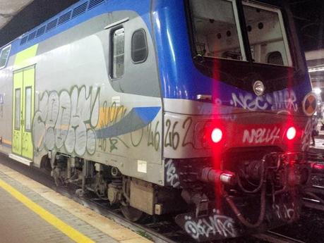 Ecco come sono ridotti dopo solo due mesi i nuovi treni pendolari di Zingaretti. Convogli massacrati, cittadini umiliati, punizioni e repressione zero