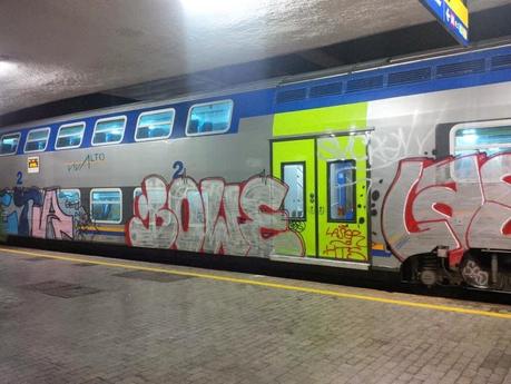 Ecco come sono ridotti dopo solo due mesi i nuovi treni pendolari di Zingaretti. Convogli massacrati, cittadini umiliati, punizioni e repressione zero