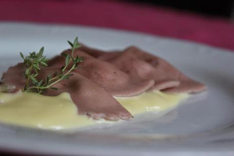 Tortelli rossi ai porcini in crema di carbonara affumicata