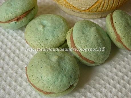 Macarons o meringhe ? con aroma di anice, fragola e pistacchio (1)