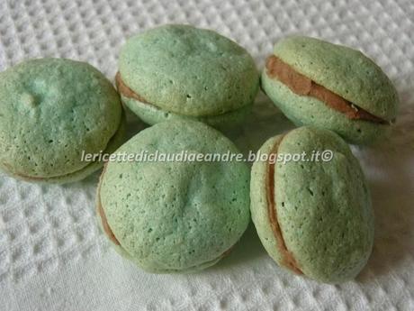 Macarons o meringhe ? con aroma di anice, fragola e pistacchio (1)