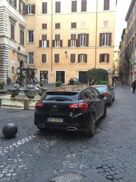 Un posto immondo chiamato Piazza Campitelli. Da una parte la Sovrintendenza, dall'altra l'Assessorato alla Cultura, ma la piazza è ridotta così. Perché?