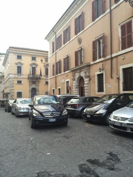 Un posto immondo chiamato Piazza Campitelli. Da una parte la Sovrintendenza, dall'altra l'Assessorato alla Cultura, ma la piazza è ridotta così. Perché?