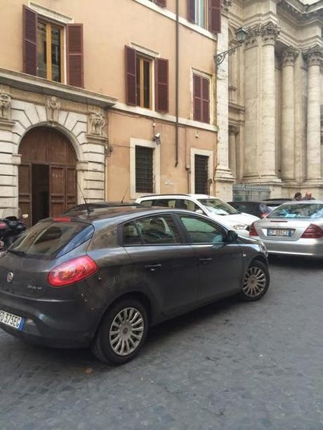 Un posto immondo chiamato Piazza Campitelli. Da una parte la Sovrintendenza, dall'altra l'Assessorato alla Cultura, ma la piazza è ridotta così. Perché?