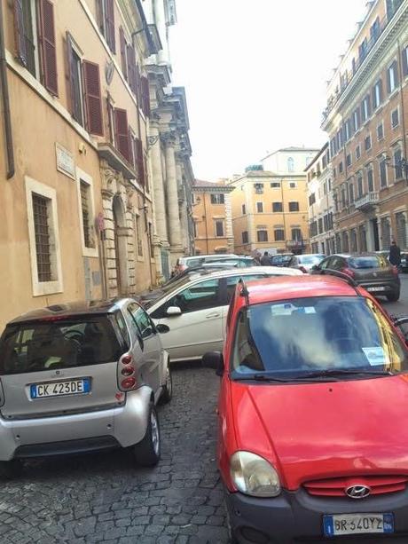 Un posto immondo chiamato Piazza Campitelli. Da una parte la Sovrintendenza, dall'altra l'Assessorato alla Cultura, ma la piazza è ridotta così. Perché?