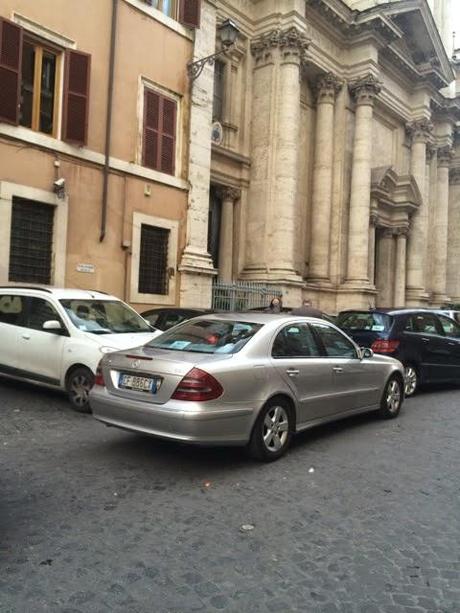 Un posto immondo chiamato Piazza Campitelli. Da una parte la Sovrintendenza, dall'altra l'Assessorato alla Cultura, ma la piazza è ridotta così. Perché?