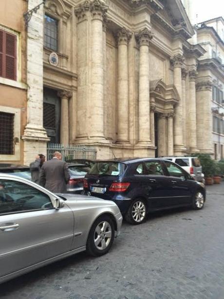 Un posto immondo chiamato Piazza Campitelli. Da una parte la Sovrintendenza, dall'altra l'Assessorato alla Cultura, ma la piazza è ridotta così. Perché?