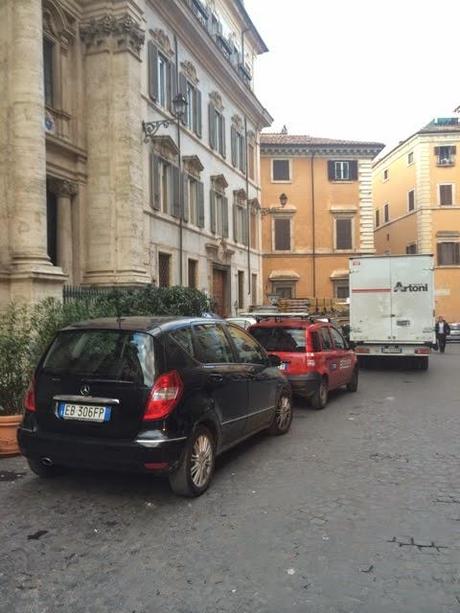 Un posto immondo chiamato Piazza Campitelli. Da una parte la Sovrintendenza, dall'altra l'Assessorato alla Cultura, ma la piazza è ridotta così. Perché?