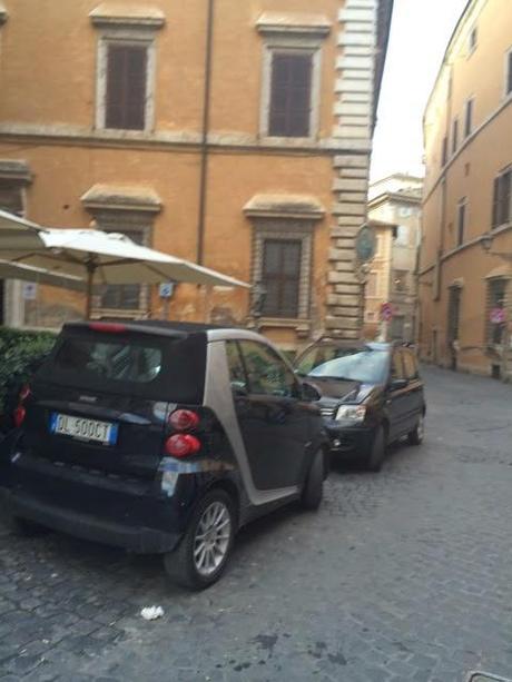 Un posto immondo chiamato Piazza Campitelli. Da una parte la Sovrintendenza, dall'altra l'Assessorato alla Cultura, ma la piazza è ridotta così. Perché?