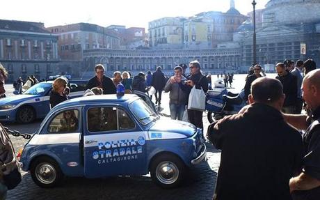 A Napoli una vecchia Fiat 500 della Polizia Stradale con il Presepe