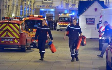 Nantes, investe il mercatino natalizio centrando 11 persone