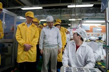 tim-cook-visiting-foxconn-500x332