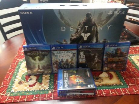 Adam Boyes di Sony si veste da Babbo Natale e regala un invidiabile bundle PlayStation 4 a uno sconosciuto - Notizia