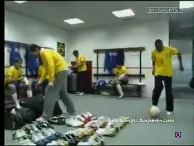 (VIDEO)Joga Bonito, Ronaldinho Gaúcho, Roberto Carlos, Ronaldo, Adriano. #thisisfootball #legends