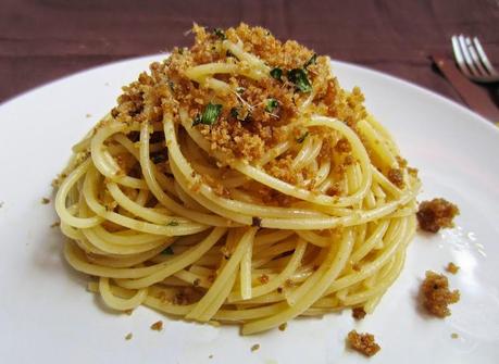 la storia della pasta con la mollica di pane e tanti suguri...