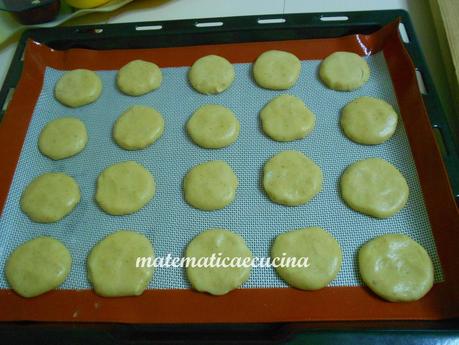 Kourabiedes- Biscotti Natalizi Greci ricoperti di zucchero a velo