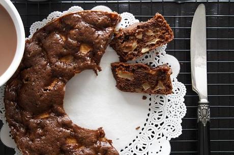 Ciambellone al cioccolato senza lievito con mele e noci