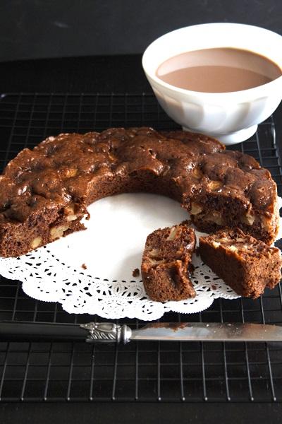 Ciambellone al cioccolato senza lievito con mele e noci 