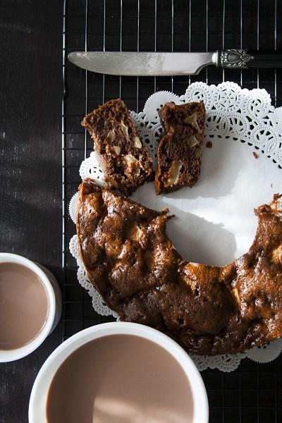 Ciambellone al cioccolato senza lievito con mele e noci 