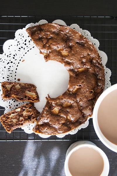 Ciambellone al cioccolato senza lievito con mele e noci 