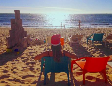 Prove generali di Natale in spiaggia, con cappellino di Babbo Natale e paillettes - foto di Elisa Chisana Hoshi