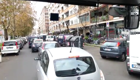 Video. La città vista da chi guida un autobus Atac. Umiliazione e violenza della sosta selvaggia impunita nell'unica capitale del mondo senza preferenziali alla