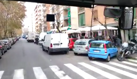 Video. La città vista da chi guida un autobus Atac. Umiliazione e violenza della sosta selvaggia impunita nell'unica capitale del mondo senza preferenziali alla