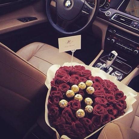 rose-rosse-in-auto