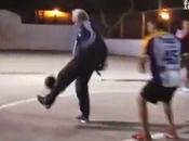 (VIDEO) Calcio "nonno" lezione ragazzi deridono