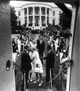 528px-Nixon_leaving_whitehouse
