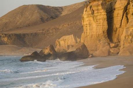 Les falaises ocre de Ras al Jinz.