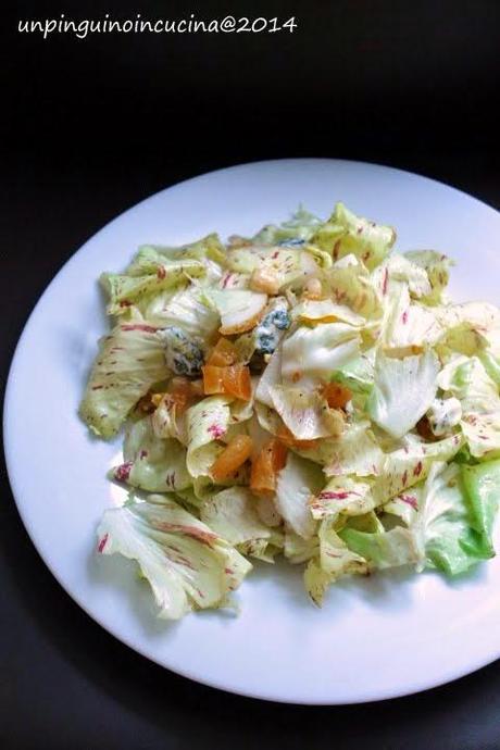 Insalata di radicchio variegato con pere, albicocche secche, roquefort e nocciole