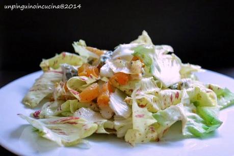 Insalata di radicchio variegato con pere, albicocche secche, roquefort e nocciole