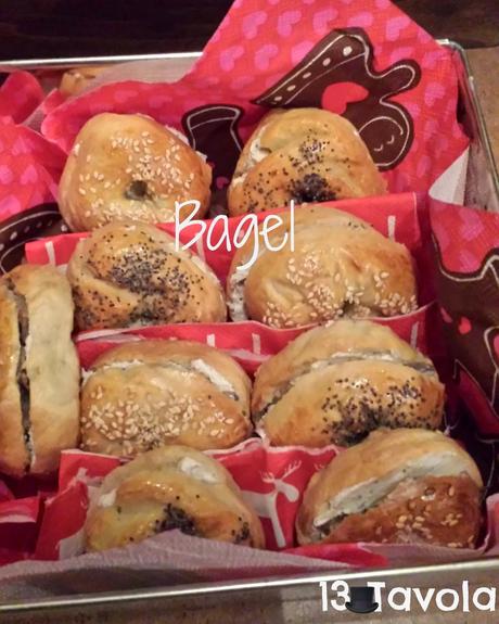 Bagel con robiola al tartufo nero e acciughe per l'ultimo dell'Anno