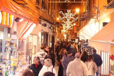 A costo di scontentare parenti ed amici, senza pietà? Buon Natale, Buon Anno.