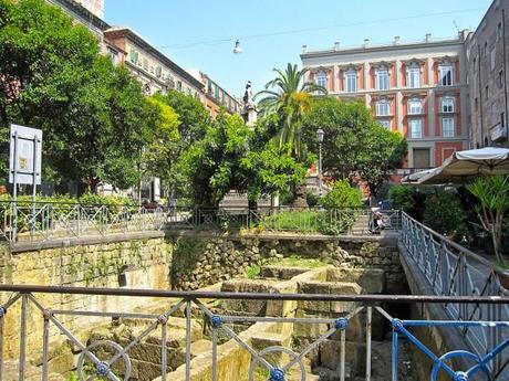 Scoprendo Napoli: Mura Greche e caffè letterari a Piazza Bellini