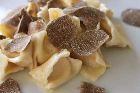 Agnolotti del plin con tartufo nero ripieni di fonduta