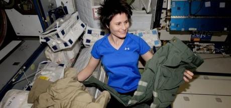 Samantha Cristoforetti (21 dicembre 2014) con il nuovo paio di pantaloni verde. Crediti NASA/NASA 