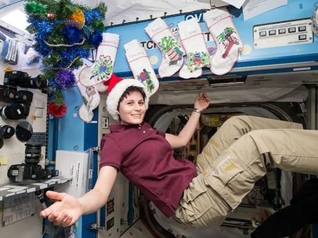 Samantha Cristoforetti (24 dicembre 2014) come Babbo Natale a bordo della ISS: Crediti: NASA/ESA