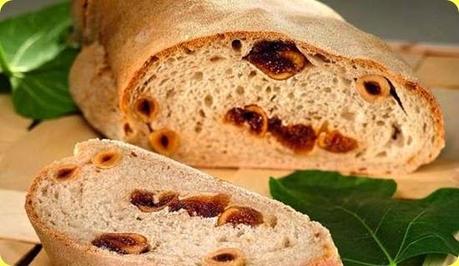 Pane con fichi secchi e nocciole