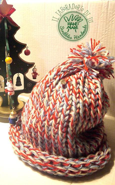 Cappellino in lana a tre fili con il telaio circolare