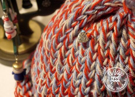 Cappellino in lana a tre fili con il telaio circolare