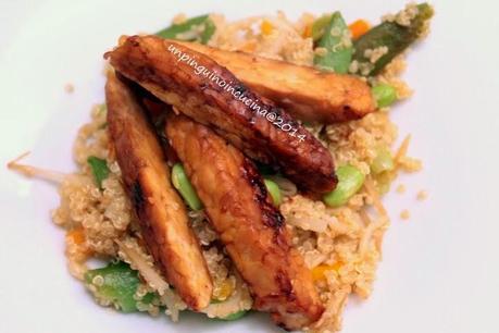 Quinoa con verdure asiatiche e tempeh alla piastra