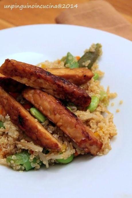 Quinoa con verdure asiatiche e tempeh alla piastra