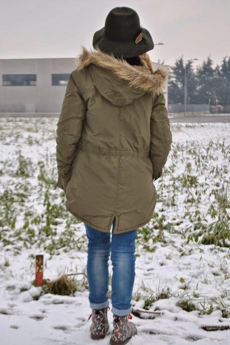 outfit invernali outfit felpa shop art felpa stampa pied de poule e fiori felpa stampa fiori cappello verde militare con piuma mango cappello fedora abbinamenti cappello fedora dr martens a fiori biker a fiori outfit sulla neve outfit dicembre 2014 outfit casual outfit invernali casual outfit parka benetton december outfits winter outfits how to wear fedora hat fedora hat outfits parka coat how to wear parka coat orologio in legno gufo design  orecchini majique london majique london earrings fashion blogger italiane mariafelicia magno fashion blogger colorblock by felym fashion blogger milano fashion blogger bionde ragazze bionde blonde girls girls italian girls italian fashion bloggers