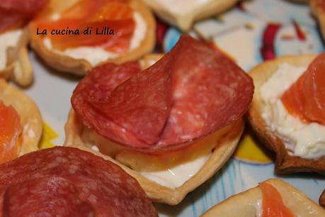 Antipasti: Cestini di brisèe con stracchino e salmone e stracchino e salame